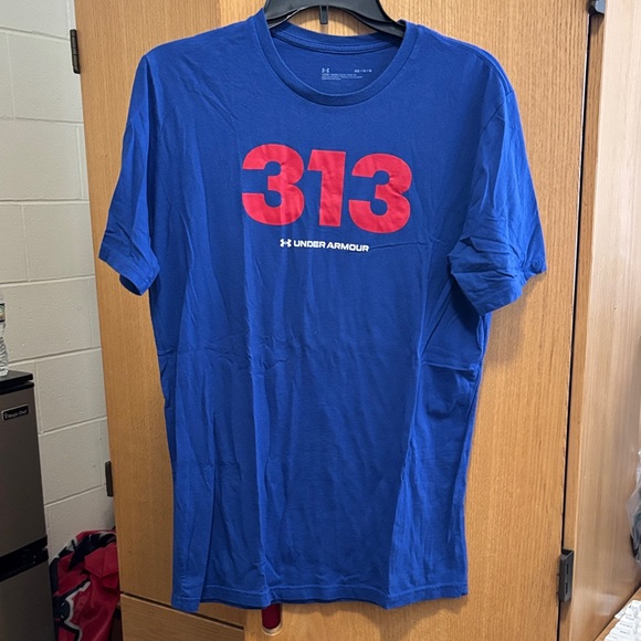 Under Armour Men's Blue Tee with Red Graphic - Picture 1 of 1